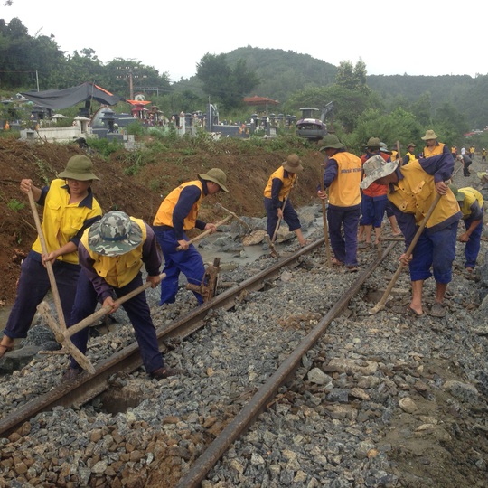 
Ngành đường sắt đang khắc phục sự cố sạt lở trước đó phía nam đèo Rù Rì (Khánh Hòa)
