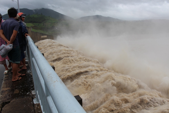 
Thủy điện Sông Ba Hạ đang xả lũ với lưu lượng 4.500m3/giây
