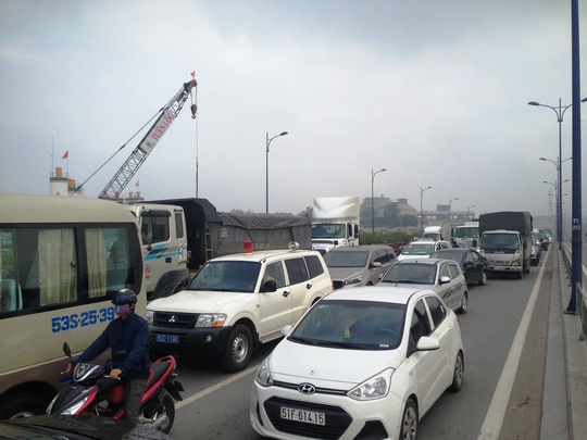 
Cảnh ùn ứ giao thông do ảnh hưởng bởi vụ tai nạn
