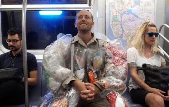 Nhà hoạt động Rob Greenfield trong trang phục rác thải. Ảnh: UPI