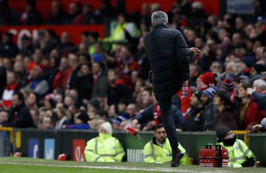 Mourinho bị đuổi vì đá chai nước