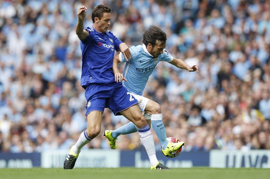 Matic (trái) của Chelsea sẽ có nhiệm vụ khóa chặt ngòi nổ D.Silva của Man CityẢnh: REUTERS
