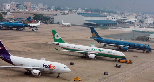 
Sân bay Tân Sơn NhấMáy bay đậu tại sân bay Tân Sơn Nhất đang bị quá tảiẢNH: ĐÀO NGỌC THẠCH
