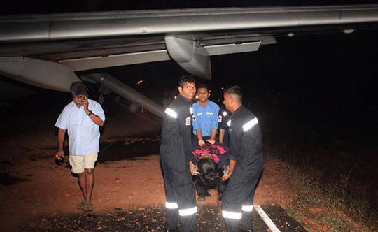 Hành khách bị thương được đưa khỏi máy bay. Ảnh: NDTV