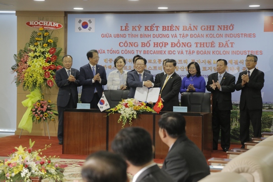 
Ông Trần Thanh Liêm chủ tịch tỉnh Bình Dương (phải) bắt tay với lãnh đạo tập đoàn Kolon Industries
