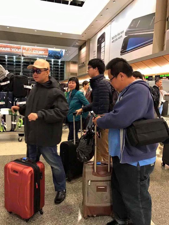 
Minh Béo với chiếc vali màu đỏ trên đường về Việt Nam sau khi có lệnh trục xuất khỏi Mỹ
