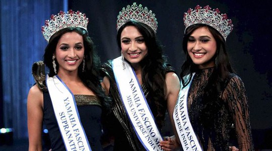 Roshmitha Harimurthy (giữa) hạnh phúc khi đăng quang