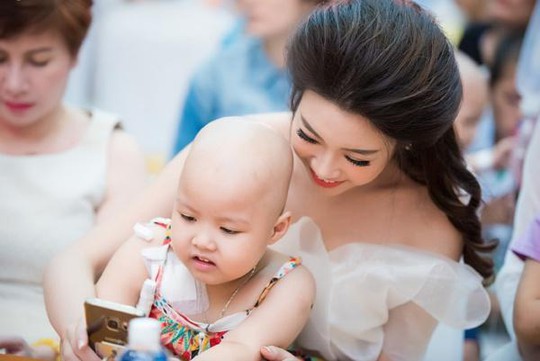 Quá lộng lẫy, hình ảnh xinh đẹp của hoa hậu Mỹ Linh trở thành phản cảm trong một sự kiện từ thiện