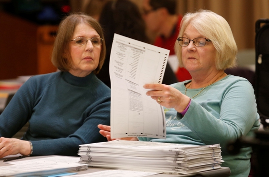 Các nhân viên bầu cử tại hạt Oakland thuộc bang Michigan - Mỹ kiểm lại phiếu bầu ngày 5-12Ảnh: REUTERS