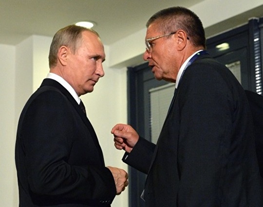 
Ông Alexei Ulyukayev (phải) trong một lần trao đổi với Tổng thống Vladimir Putin. Ảnh: ZNAK

