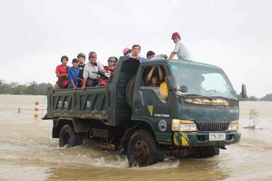 
Người dân Bình Định phải tăng bo bằng xe tải để qua những đoạn ngập nước
