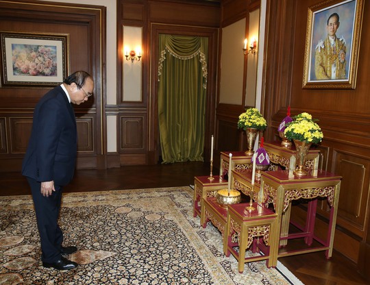 
Thủ tướng Nguyễn Xuân Phúc tỏ lòng thành kính tới Nhà vua vừa băng hà
