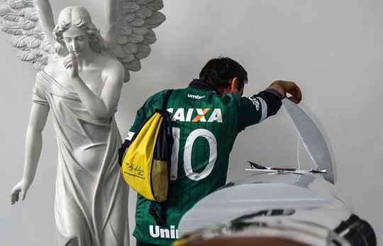 Lạnh người trước 19 quan tài cầu thủ Chapecoense
