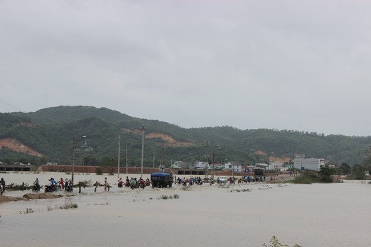 
Lũ lụt nhiều nơi bị cô lập
