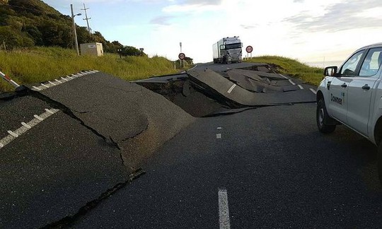 
Con đường bị nứt ở New Zealand. Ảnh: NZ Transport Agency

