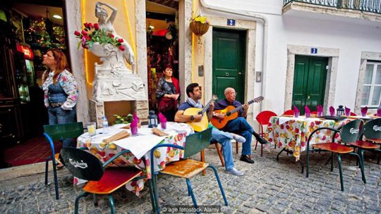 Dòng nhạc Fado có thể vang lên ở khắp mọi nơi tại Bồ Đào Nha. Ảnh: Alamy