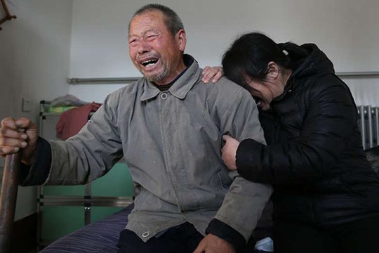 
Cha và chị gái của tử tù Nie Shubin bật khóc khi biết tin anh Nie được minh oan. Ảnh: CHINA DAILY
