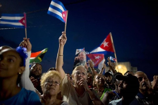 
Cuba đã tổ chức đại lễ tưởng niệm lãnh tụ cách mạng Fidel Castro vào đêm 29-11 (giờ Cuba) với tiếng đại bác vang rền và những diễn văn xúc động - Ảnh: AP
