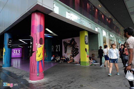 
Đến 16-9, iPhone 7 và 7 Plus mới lên kệ tại các thị trường lớn, trong đó có Singapore. Tuy nhiên, từ sáng 14-9, nhiều nhóm khách nhỏ đến từ Việt Nam đã có mặt ở điểm bán. Tại trung tâm mua sắm Somerset trên đường Orchard, khu vực trống này được bố trí cho những người chờ mua iPhone.
