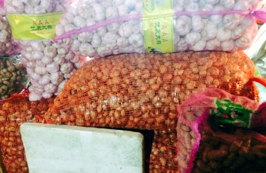 Các loại hành, tỏi, gừng, hành tây Trung Quốc được chất đống tại chợ đầu mối.
