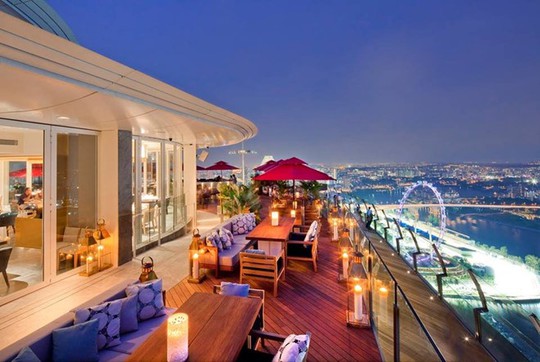 
Khung cảnh Singapore nhìn từ nhà hàng. Ảnh: Ce La Vi.
