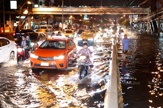 
Giao lộ Pongphet lênh láng nước

