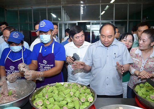 Thủ tướng thăm cơ sở chế biến suất ăn công nghiệp Tú Anh. Ảnh: VGP/Quang Hiếu