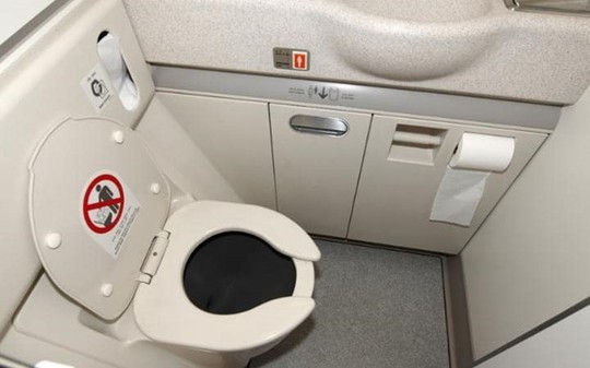 
Cách mà ngành hàng không xử lý chất thải trong WC máy bay cũng là một bí ẩn với rất nhiều người.
