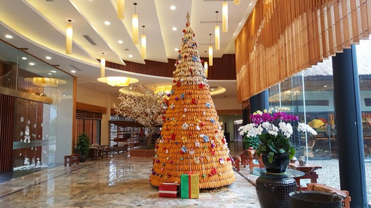 Cây ngô Noel được đặt giữa sảnh chính của Serena Resort