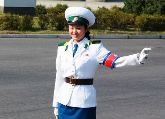 
Nữ CSGT ở Triều Tiên đều rất trẻ trung và xinh đẹp. Ảnh: CCTV
