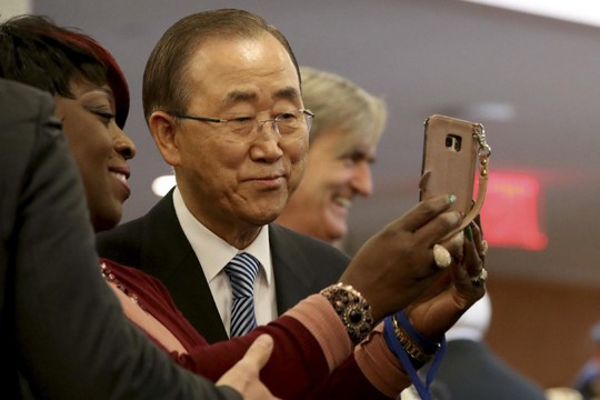 Ông Ban Ki-moon chụp hình tự sướng với đồng nghiệp trong ngày cuối cùng tại LHQ. Ảnh: AP