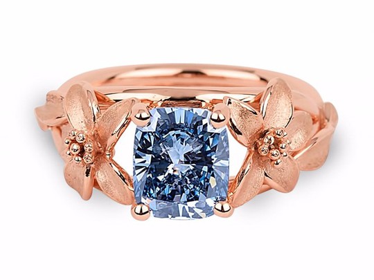 
Chiếc nhẫn đính kim cương xanh quý hiếm nằm trong gói dịch vụ. Ảnh: World of Diamonds.
