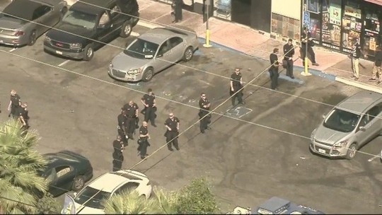 
Cảnh sát Los Angeles tại hiện trường bắn chết nghi phạm. Ảnh: KTTV
