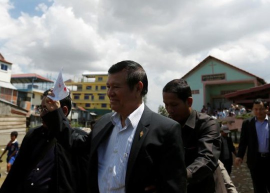 
Lãnh đạo đảng đối lập Campuchia Kem Sokha hôm nay lần đầu bước ra khỏi trụ sở sau 5 tháng lánh nạn. Ảnh: REUTERS
