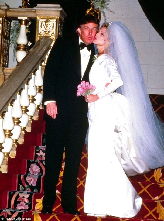 
Lễ cưới của Tổng thống mới đắc cử, Donald Trump, được tổ chức vô cùng trang trọng tại Grand Ballroom, khách sạn Plaza vào ngày 20-12-1993.
