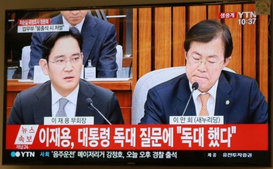 Ông Lee Jae-yong (trái) tại buổi điều trần ngày 6-12 Ảnh: YONHAP