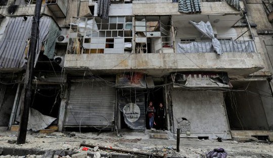 
Khu phố al-Shaar ở Aleppo do quân chính phủ kiểm soát tan hoang. Ảnh: REUTERS
