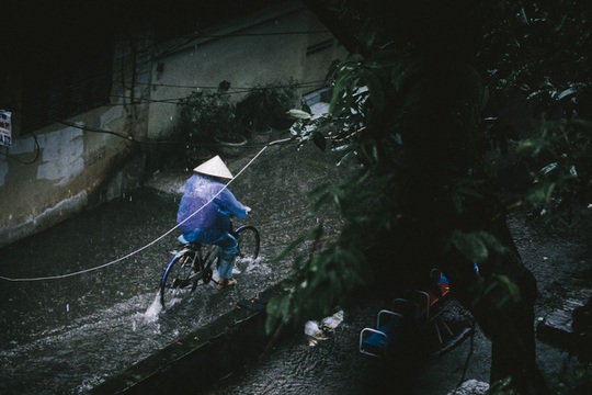 
Mưa bay và những vòng xe thì vẫn quay đều đều tạo thành những vệt nước trắng xóa nhạt nhòa trong đêm
