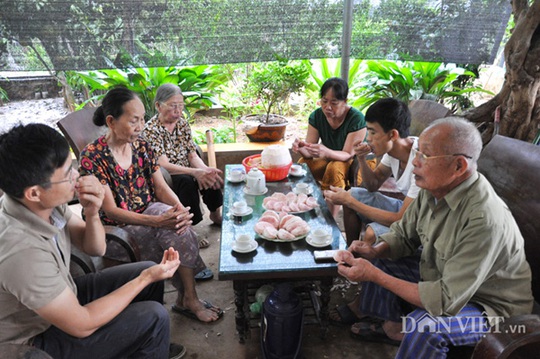 Vào những ngày này ông Hùng liên tục đón tiếp các đoàn khách tới thăm quan, mua hàng.