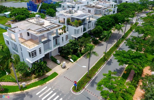 Các căn biệt thự nơi đây có diện tích xây dựng 200 - 500 m2. Hệ thống đường nội bộ thông thoáng giúp cư dân di chuyển an toàn và dễ dàng.