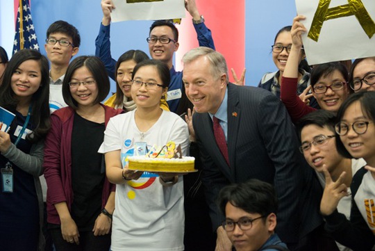 
Đại sứ Mỹ tại Việt Nam Ted Osius cùng các bạn trẻ thành viên chương trình Sáng kiến thủ lĩnh trẻ Đông Nam Á (YSEALI) - Ảnh: Đại sứ quán Mỹ
