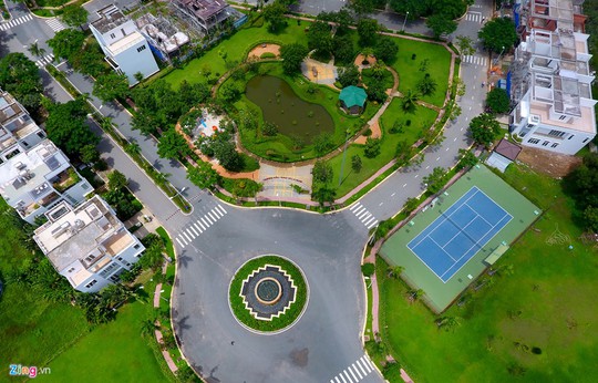 50% diện tích được dùng cho các tiện ích và khuôn viên cây xanh với 8 tiểu công viên, các hồ bơi, sân tập thể thao...