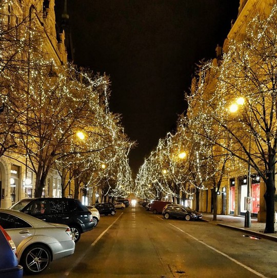 Không khí Giáng sinh đã tràn ngập trên đường phố Tây