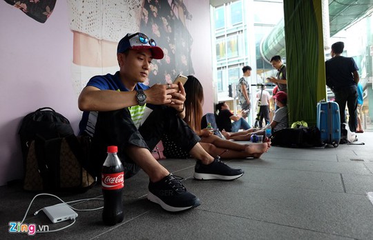 
Khác với Minh, Trần Anh Đức (đến từ Hải Phòng) xếp hàng mua iPhone vì sở thích. Anh cùng với nhóm bạn đi du lịch Singapore và sẵn tiện mua iPhone. Ngoài hai nhóm người Việt đến sớm, một số người Indonesia và Trung Quốc cũng có mặt tại đây.
