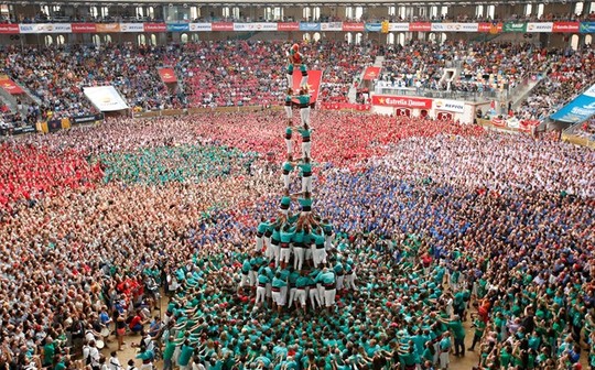 
Trò xây tháp người lần đầu được ghi nhận vào năm 1712 tại thành phố Valls, xứ Catalan. 50 năm sau, hoạt động này lan truyền khắp xứ Catalan và trở thành truyền thống. Ngày nay, lễ hội được tổ chức hai lần trong năm tại nhiều địa điểm khác nhau.
