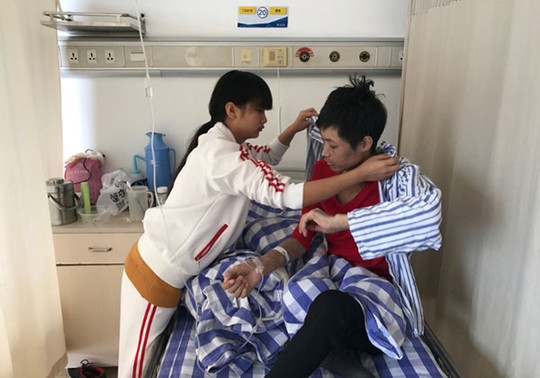 
Xu cùng anh trai tại bệnh viện.
