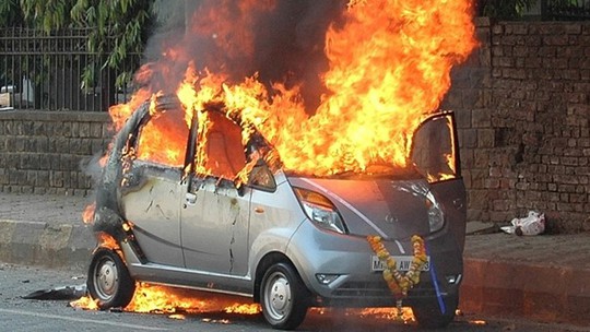 Sự cố cháy nổ khiến người dùng giảm niềm tin vào Tata Nano. Ảnh: Getty Images.