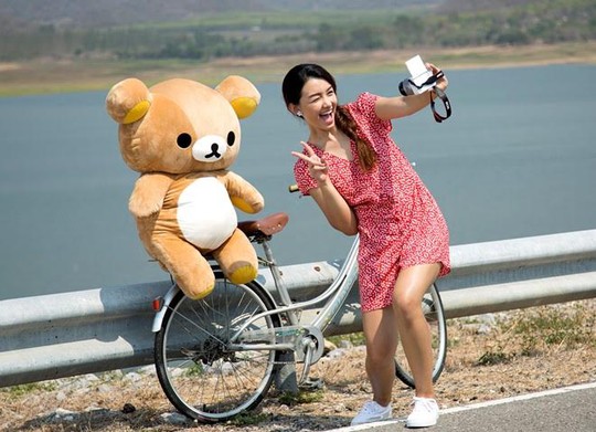 
Khoảnh khắc đáng yêu của cô gái khi đưa gấu đi dạo bằng xe đạp (Ảnh: I.T)
