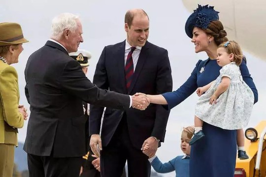 Công tước và Công nương xứ Cambridge tại sân bay ở tỉnh miền Tây British Columbia Ảnh: REUTERS