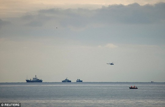 Hoạt động tìm kiếm vẫn tiếp tục diễn ra trên biển. Ảnh: Reuters